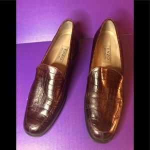 Ladies  flat brown leather crocodile  1”heels shoe